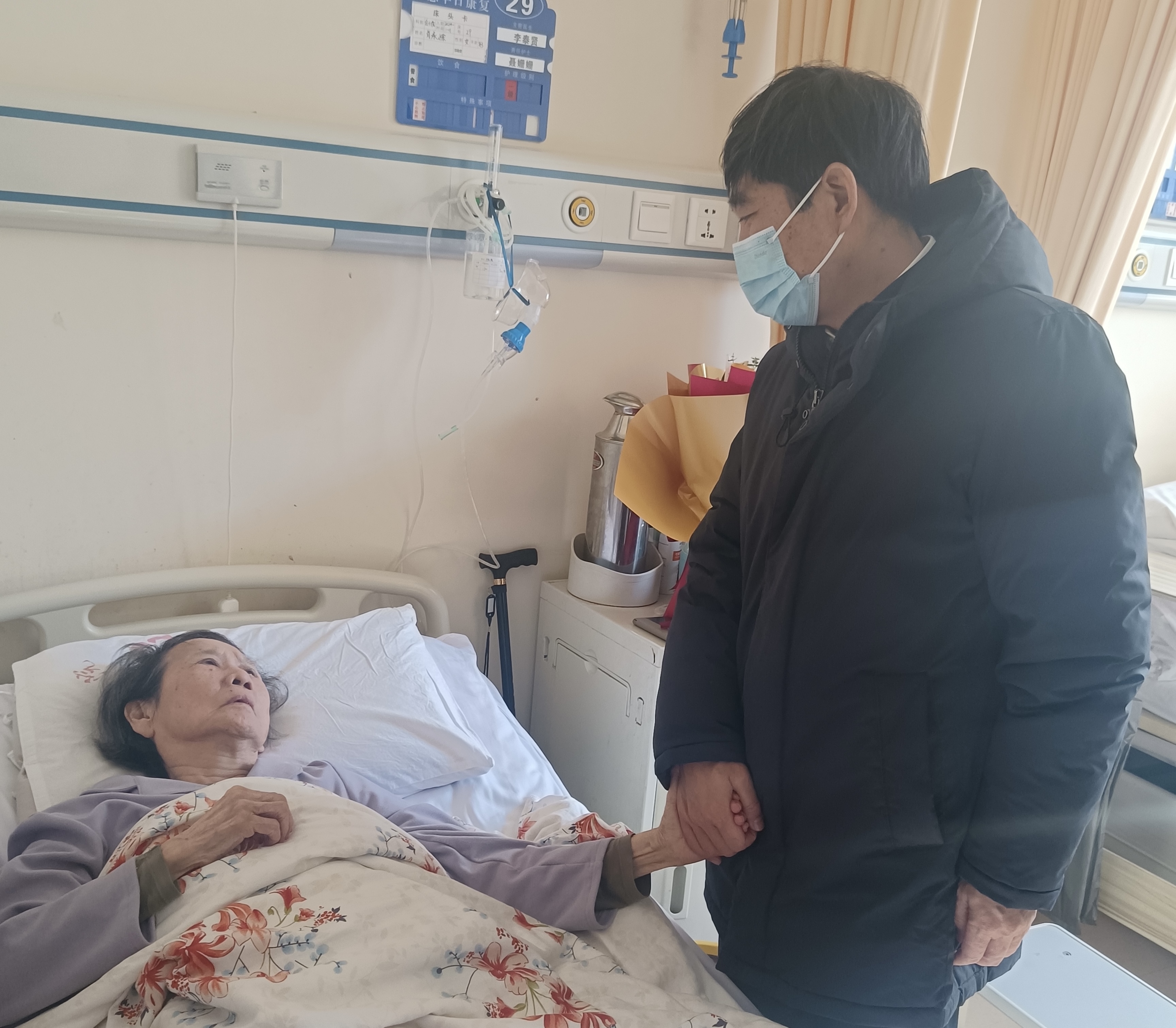 徐安龍校長慰問肖承棕.jpg